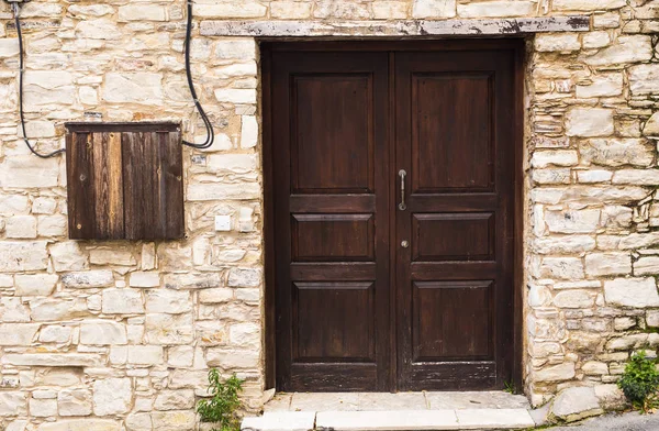 Puerta de entrada de madera de una casa —  Fotos de Stock