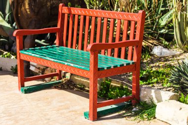 Şehir parkındaki ahşap banklar.