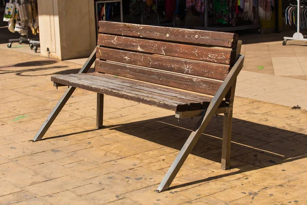 Bancos de madera en el parque urbano — Foto de Stock