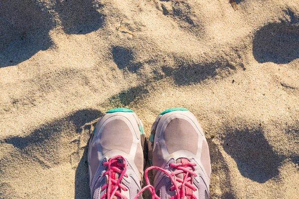 Ovanifrån skor på tropisk sandstrand, selfie, resa koncept. — Stockfoto