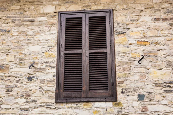 Okna z okiennicami — Zdjęcie stockowe