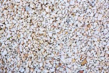 Taştan yapılmış arka plan duvarı.