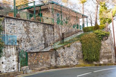 Avrupa'nın eski bir şehirde güzel manzarasına doğal dar sokak tarihi ile geleneksel evler
