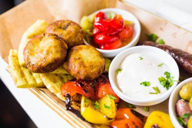 Izgara sebze taze yeşil zeytin ile