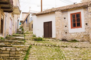 Avrupa'nın eski bir şehirde güzel manzarasına doğal dar sokak tarihi ile geleneksel evler