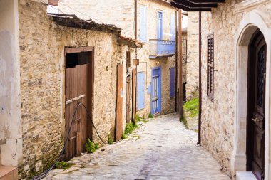 Avrupa'nın eski bir şehirde güzel manzarasına doğal dar sokak tarihi ile geleneksel evler