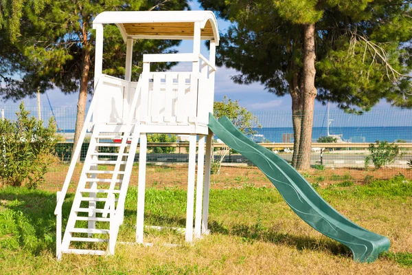 Lekplats på gården i parken. — Stockfoto