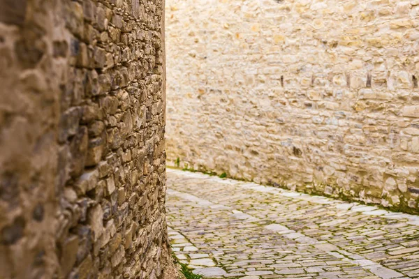 Schöner blick auf malerische enge gassen mit historischen traditionellen häusern in einer alten stadt in europa — Stockfoto