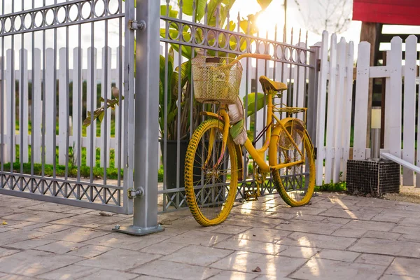 Bicicleta Vintage no verão. Velha bicicleta miserável . — Fotografia de Stock