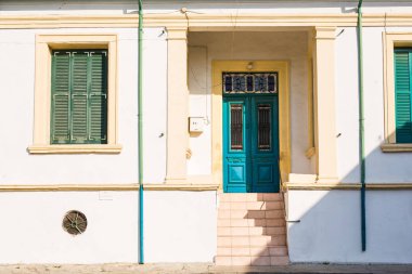 Ön girişi bir kapı ile bir ev