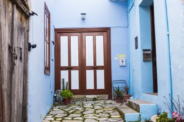 Ön girişi bir kapı ile bir ev