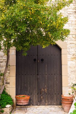 Ön girişi bir kapı ile bir ev