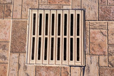 metal fırtına drenaj içine çalışan su ile