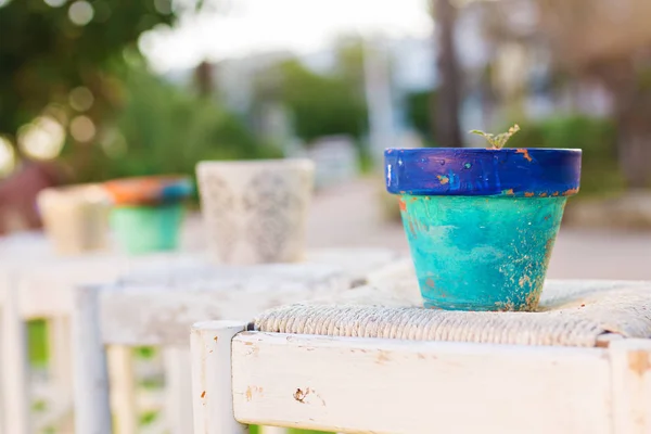 Maceta oxidada decorativa sin planta al aire libre. Concepto de decoración del jardín — Foto de Stock