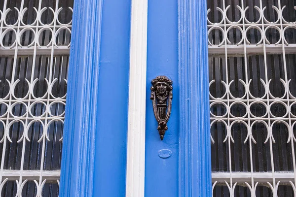 Traditionelle verzierte Türklinke oder Klopfer an eine Holztür — Stockfoto
