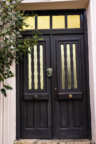 Une entrée avant d'une maison avec une porte — Photo