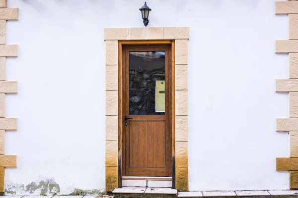 Une entrée avant d'une maison avec une porte — Photo