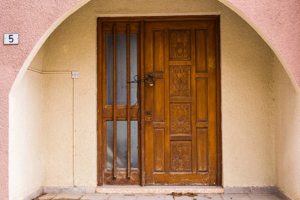 Puerta de entrada de madera de una casa —  Fotos de Stock