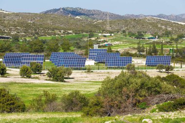 Güneş paneli güneşten yeşil, çevre dostu enerji üretir.