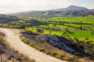 Güzel dağ manzarası ile köy yolunda