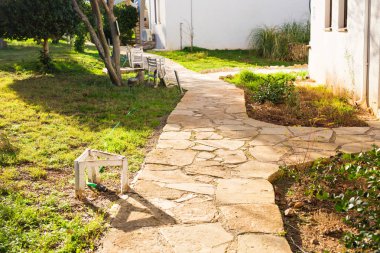 Bahçedeki yol, tuğlalı yeşil çimenler, bahçe tasarımı.