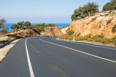 yol ve mavi gökyüzü yaz günde asfalt