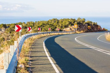 yol ve mavi gökyüzü yaz günde asfalt