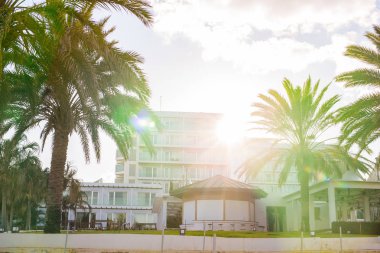 Akşam güneşi bir otelin Önden Görünüm