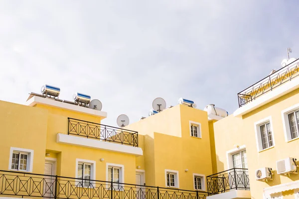 Panneaux d'eau chaude contemporains sur une maison — Photo