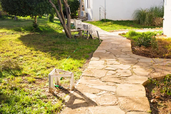 Percorso in giardino, prati verdi con vialetti in mattoni, progettazione paesaggistica del giardino — Foto Stock