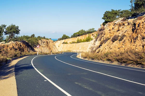 yol ve mavi gökyüzü yaz günde asfalt