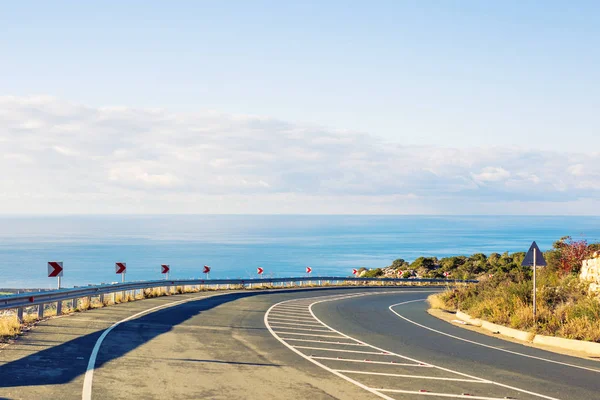 Aszfalt road és a kék ég, a nyári nap — Stock Fotó