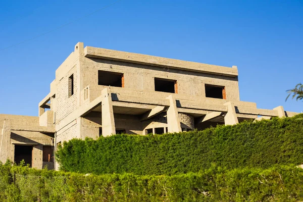 Construção de nova casa de construção de tijolos com colunas de entrada — Fotografia de Stock