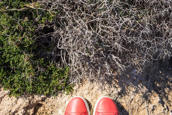 Nohy v neformální Růžové boty na kamenné pozadí — Stock fotografie
