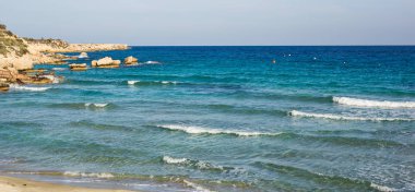 Nissi beach ve Cavo Greco Ayia Napa, Kıbrıs Adası, Akdeniz'in güzel manzara yakınındaki. Harika mavi yeşil deniz ve güneşli bir gün.
