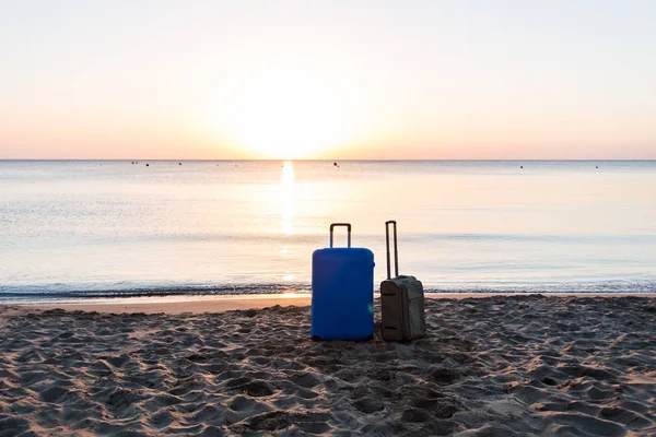 Conceito de viagem, férias e férias - duas malas na praia . — Fotografia de Stock