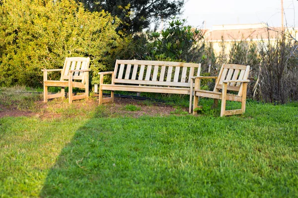 Mobília exterior de madeira. Cadeiras de lounge no jardim do hotel convidam você a relaxar — Fotografia de Stock