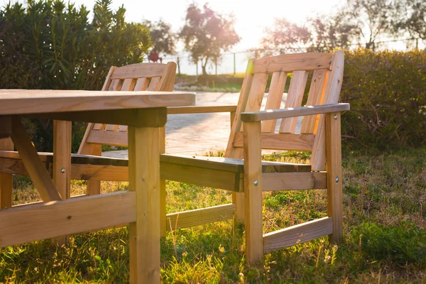 Mobília exterior de madeira. Cadeiras de lounge no jardim do hotel convidam você a relaxar — Fotografia de Stock
