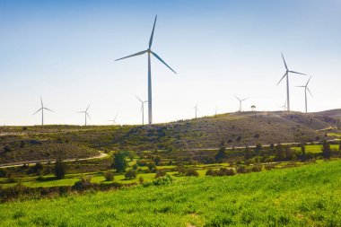 Parlak yaz gününde rüzgar değirmenleri