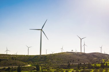 Mavi gökyüzü ile elektrik üreten rüzgar türbinleri - enerji koruma kavramı