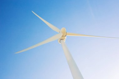 Parlak yaz gününde rüzgar değirmenleri