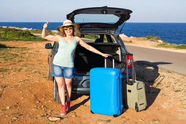 Frau im Urlaub. Sommerurlaub und Autoreisekonzept — Stockfoto