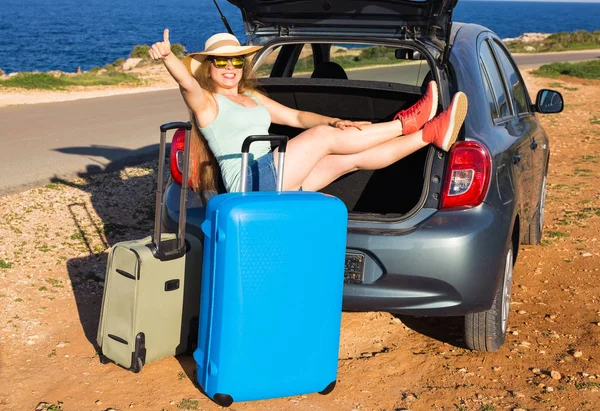 Žena na dovolené. Letní dovolená a auto cestování koncepce — Stock fotografie