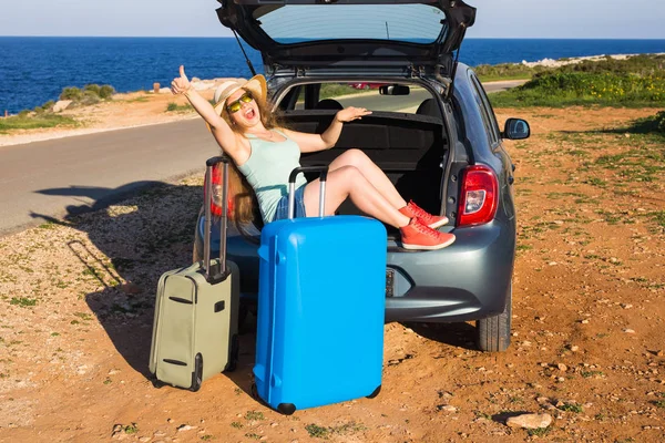 Žena na dovolené. Letní dovolená a auto cestování koncepce — Stock fotografie