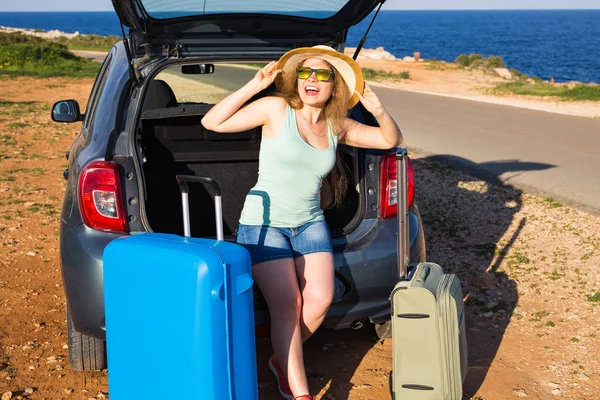 Frau im Urlaub. Sommerurlaub und Autoreisekonzept — Stockfoto