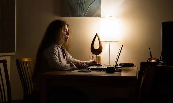 Dizüstü bilgisayar ile geceleri çalışan kadın — Stok fotoğraf