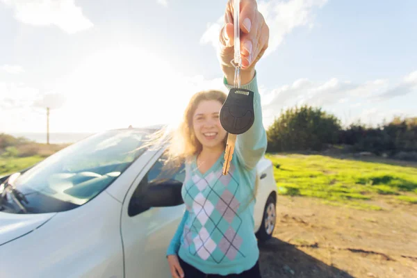 Negocio del automóvil, venta de coches, consumismo y concepto de la gente - mujer feliz sosteniendo nueva llave del coche al aire libre — Foto de Stock