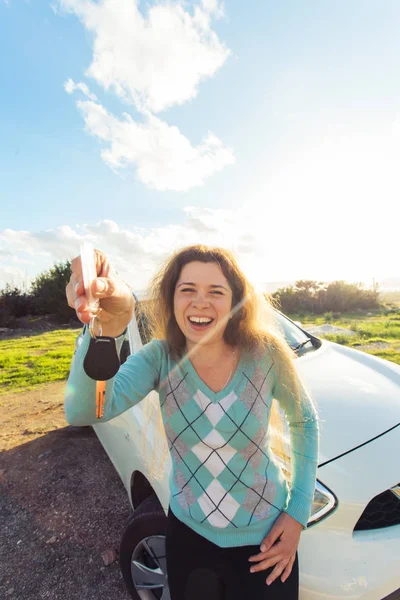 Auto-Geschäft, Autoverkauf, Konsum und Menschen-Konzept - glückliche Frau mit neuem Autoschlüssel im Freien — Stockfoto