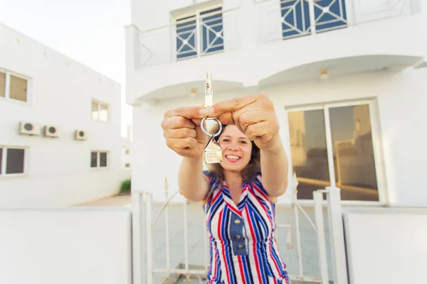 Gelukkig jonge vrouw voor nieuwe Home met nieuwe huis sleutels — Stockfoto