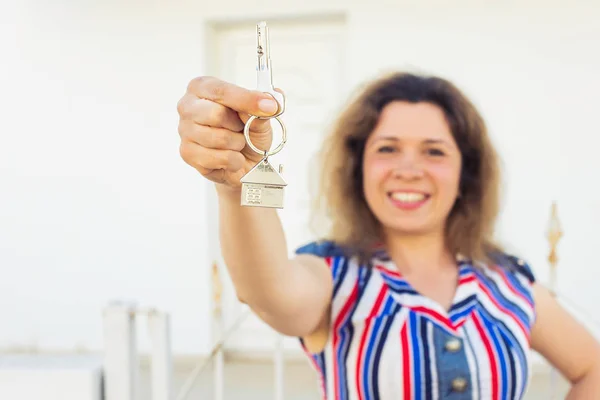 행복 한 젊은 여자의 앞에 새로운 집 새 집 키 — 스톡 사진